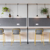 De Vorm Hale PET Felt visoka stolica