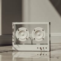 Transparent mali zvučnik