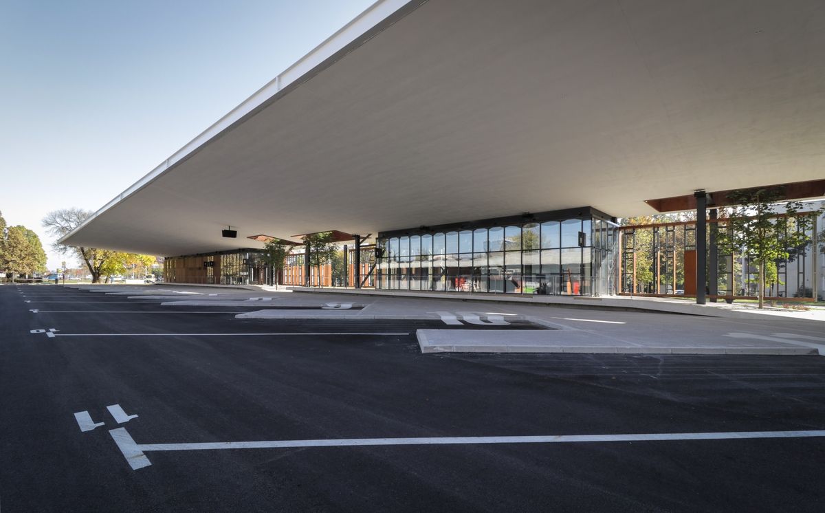 Autobusni kolodvor Slavonski Brod - Javni objekti - 1754