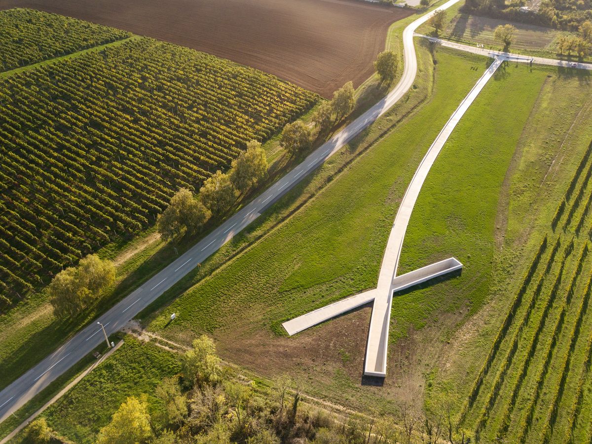 Spomen-obilježje Lovas - Javni objekti - 1853