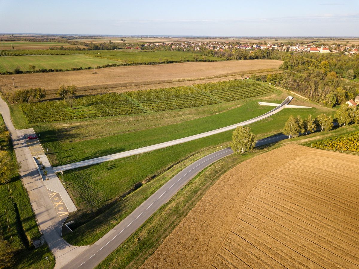 Spomen-obilježje Lovas - Javni objekti - 1854