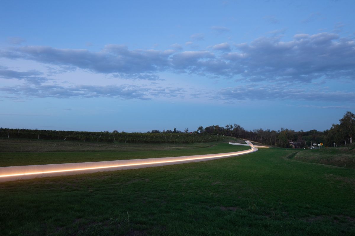 Spomen-obilježje Lovas - Javni objekti - 1858