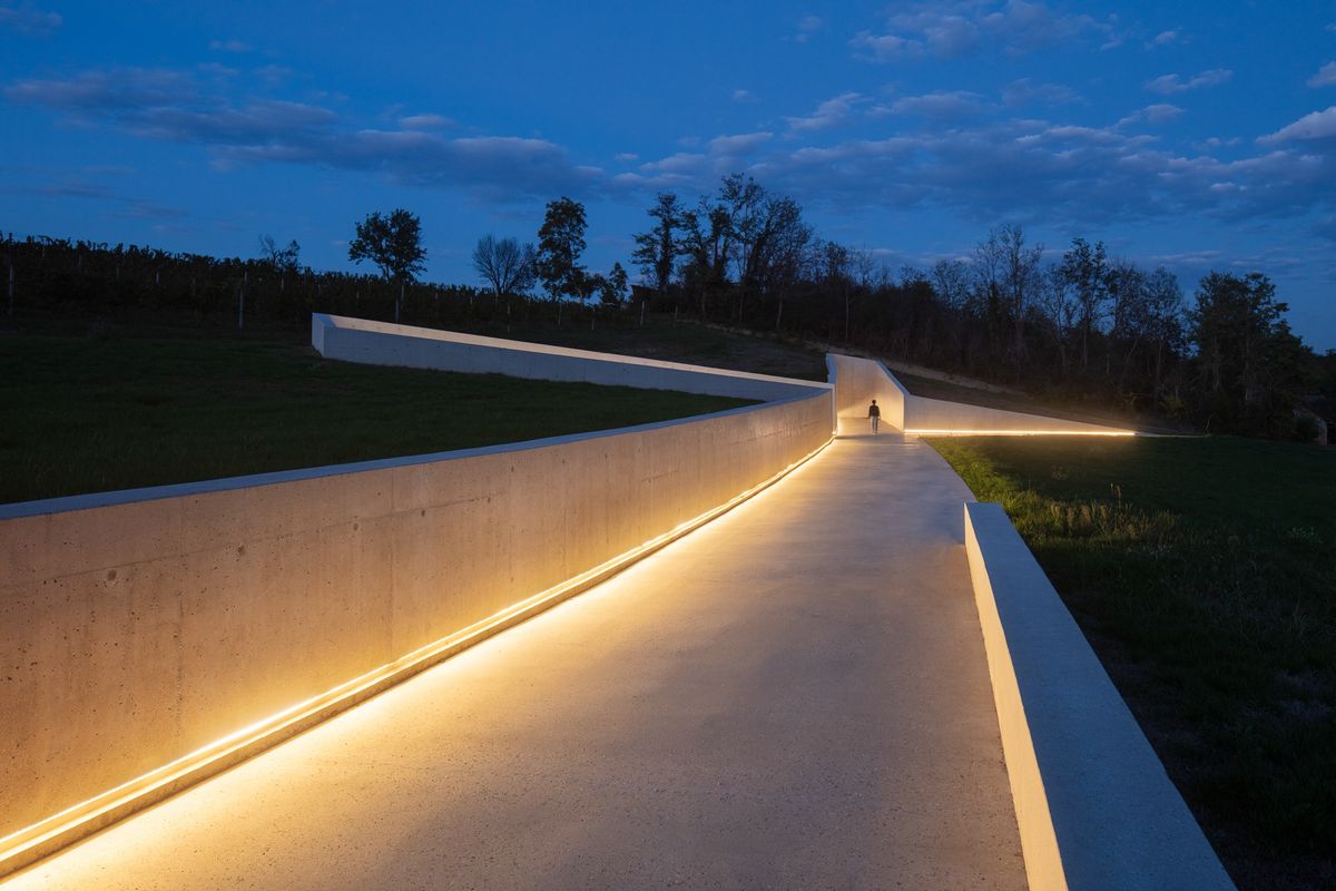 Spomen-obilježje Lovas - Javni objekti - 1859