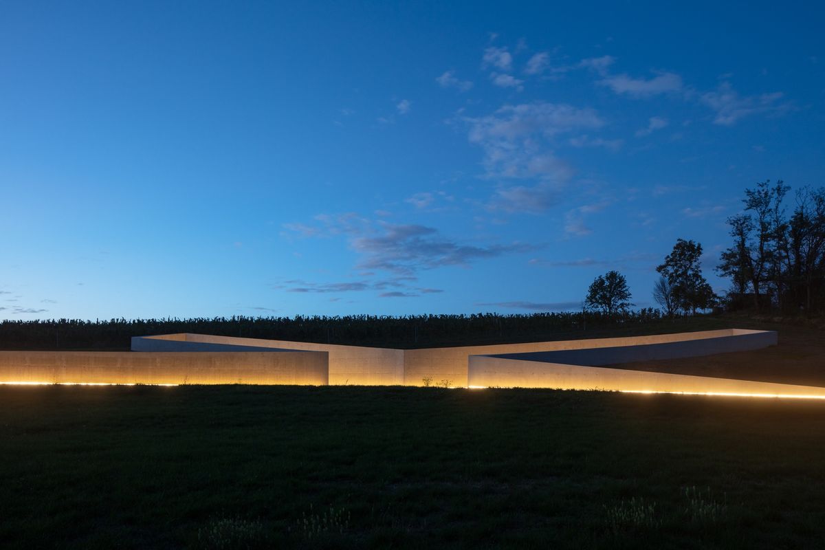 Spomen-obilježje Lovas - Javni objekti - 1860