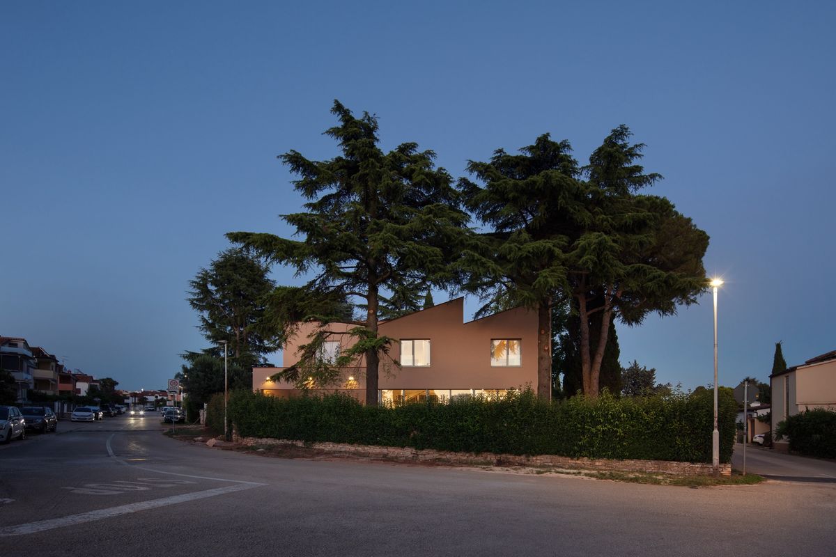 Kuća ispod borova - Kuće - 1982