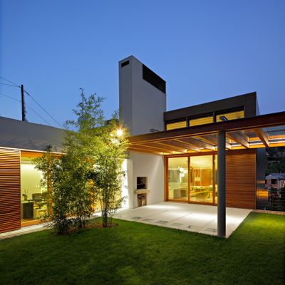 Kuća L – obiteljska kuća ugrađena u padinu