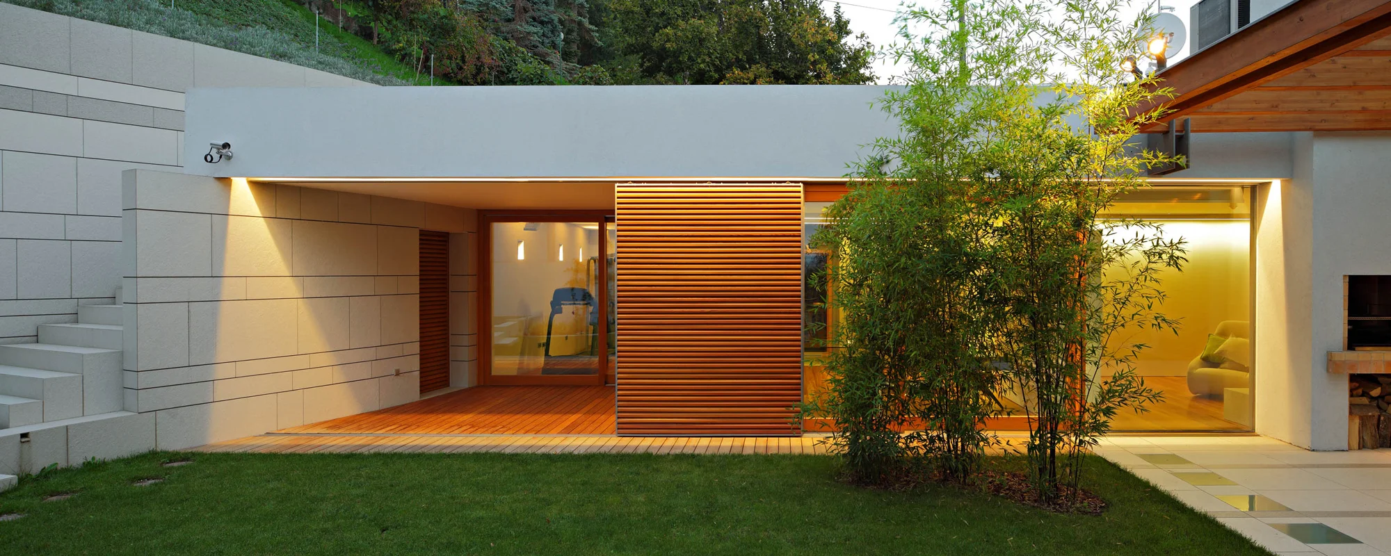 Kuća L – obiteljska kuća ugrađena u padinu