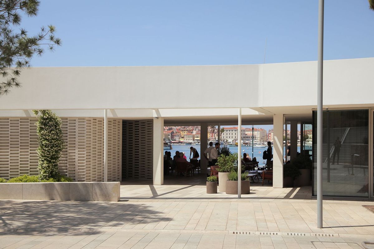 Pristupni plato i recepcija otočnih hotela - Turistički objekti - 300