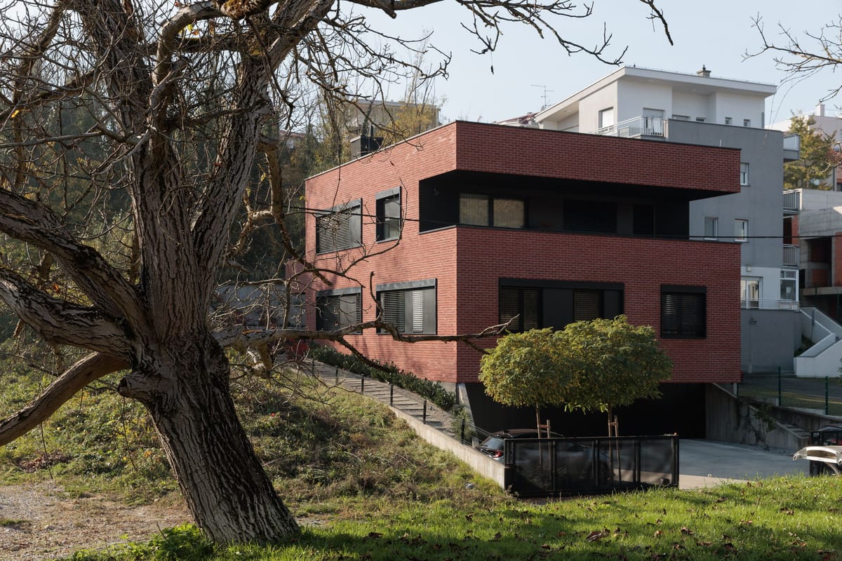 Aruto - mala stambena zgrada u padini - Višestambeni objekti - 3987