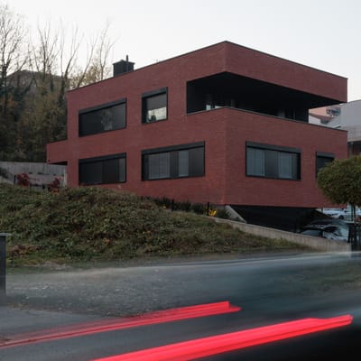 Aruto - mala stambena zgrada u padini