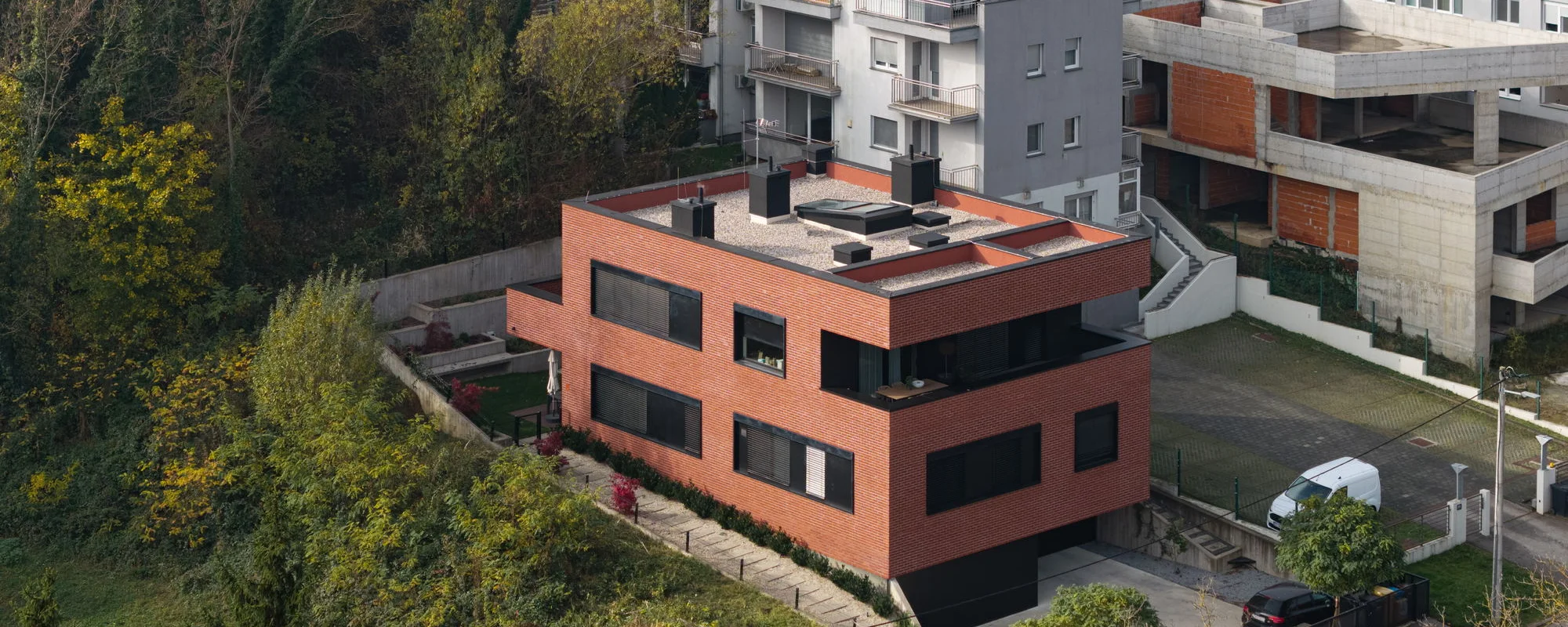 Aruto - mala stambena zgrada u padini