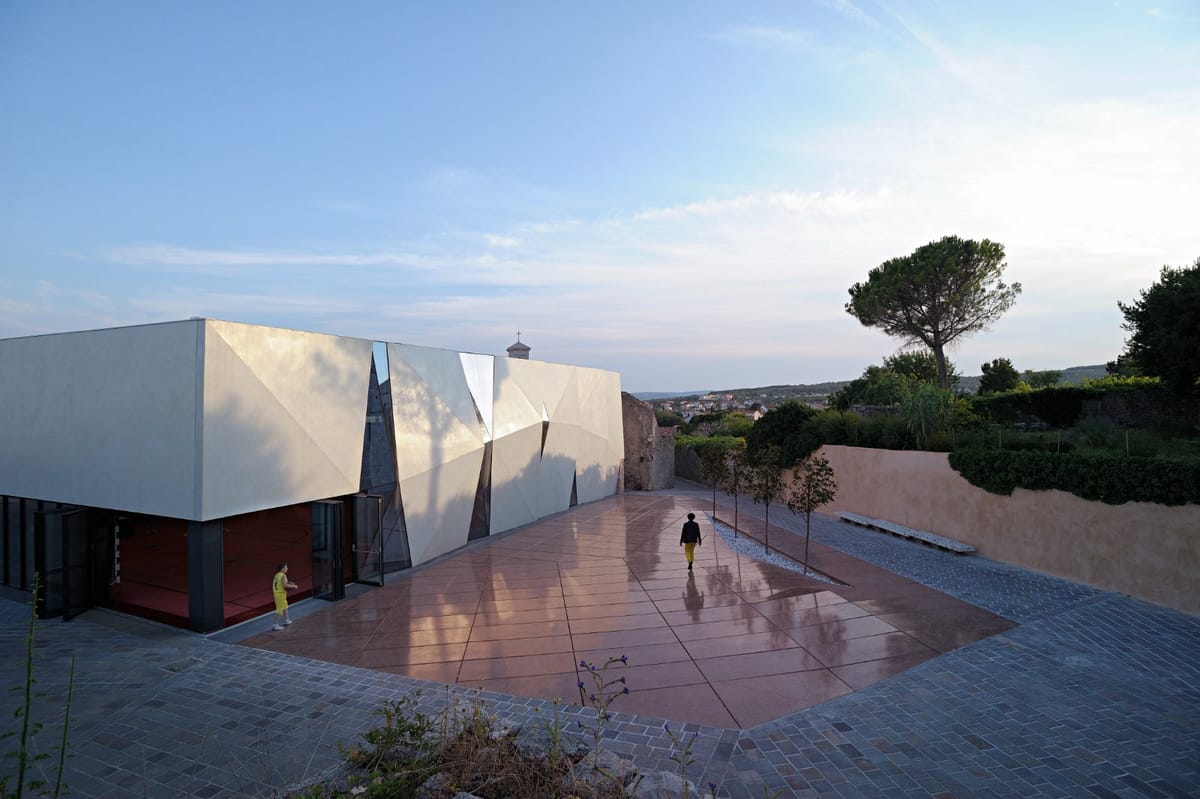 Sportska dvorana i trg na Krku - Javni objekti - 4052