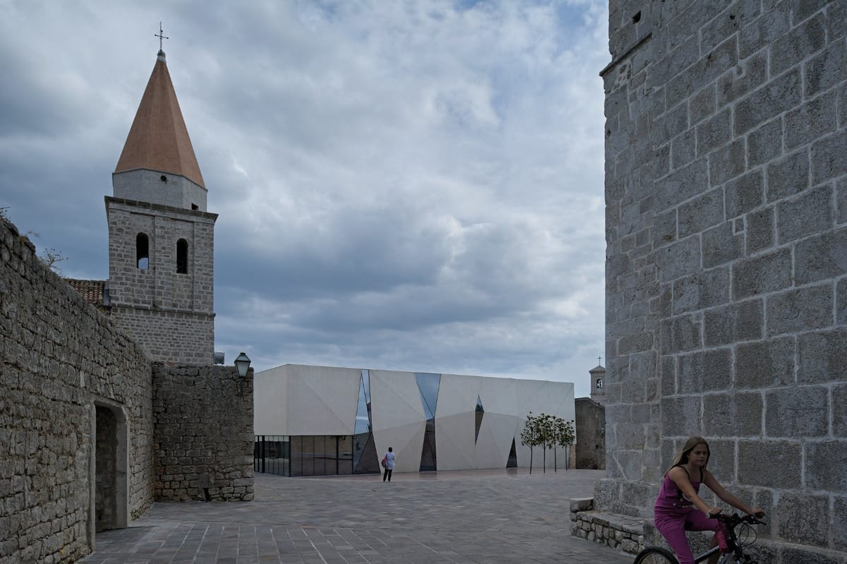 Sportska dvorana i trg na Krku - Javni objekti - 4051