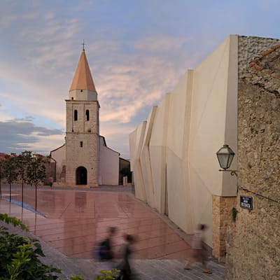 Sportska dvorana i trg na Krku