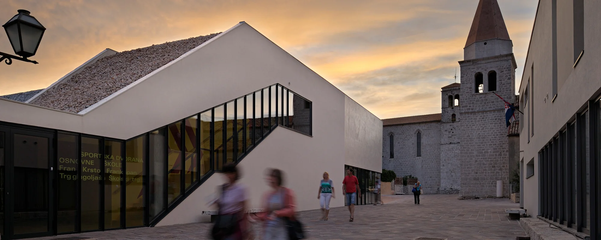 Sportska dvorana i trg na Krku